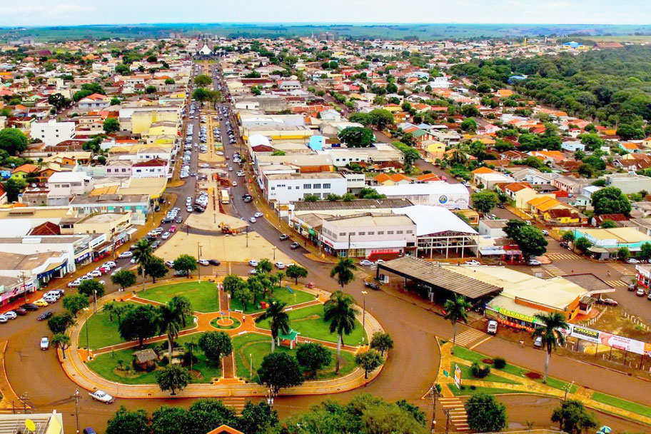Vista aérea de Assis Chateaubriand PR, com paisagem urbana ao fundo