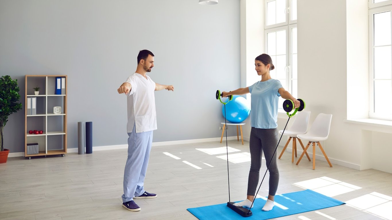 Atendimento de fisioterapia em clínica, com exercícios de reabilitação