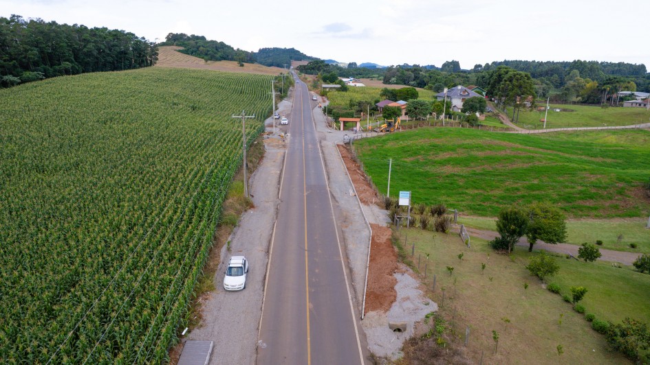 Estrada e campos na Região Central do RS