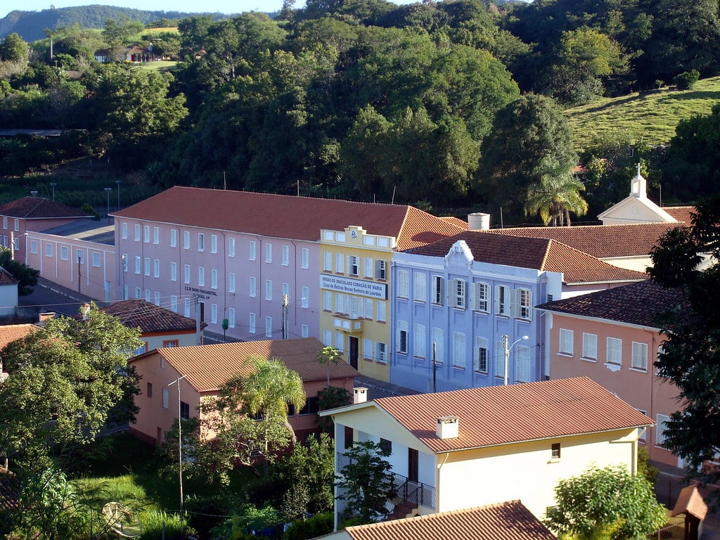 Paisagem urbana de Ivorá RS, com morros ao fundo