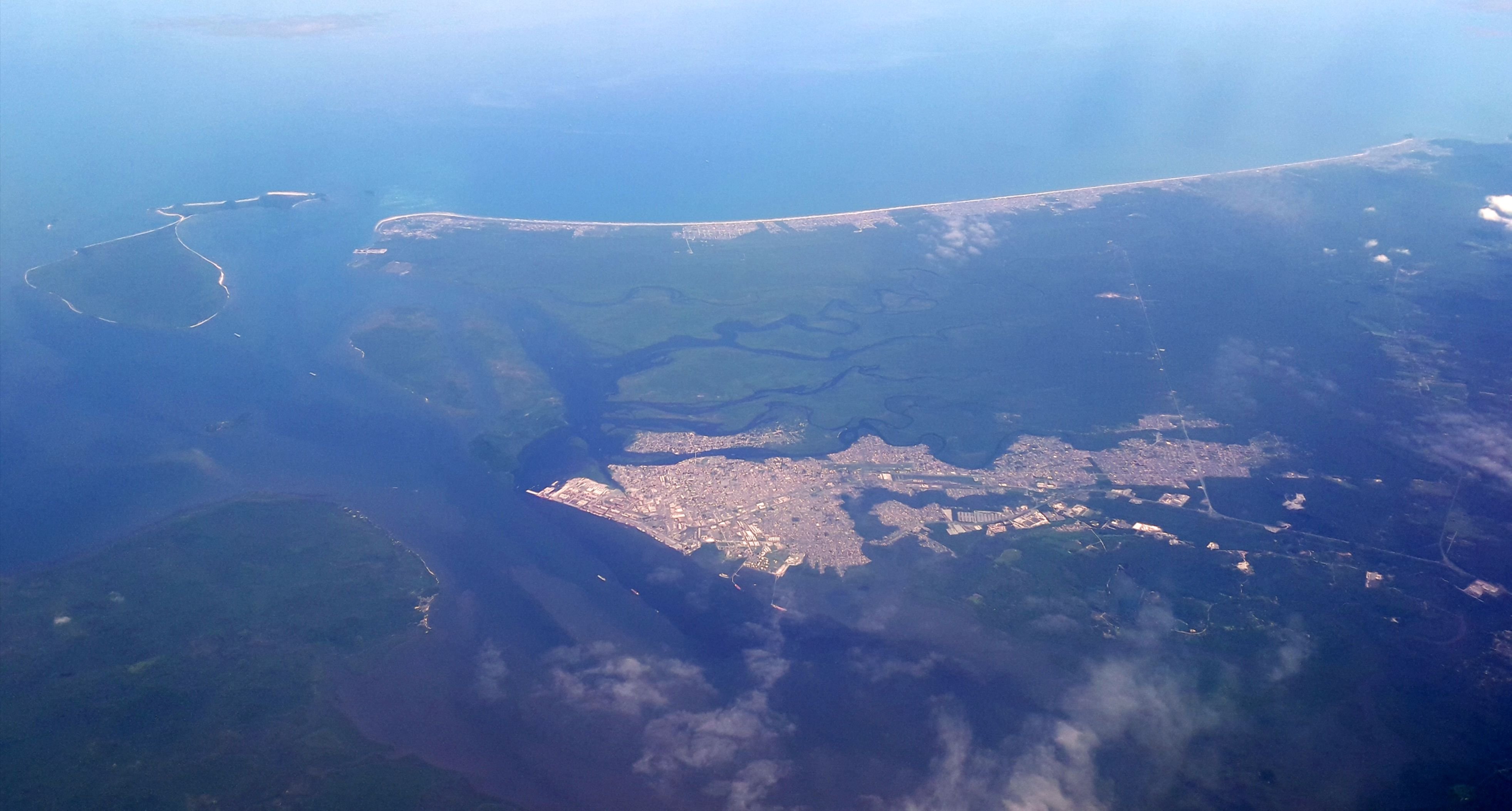 Vista aérea do Porto de Paranaguá e orla da cidade