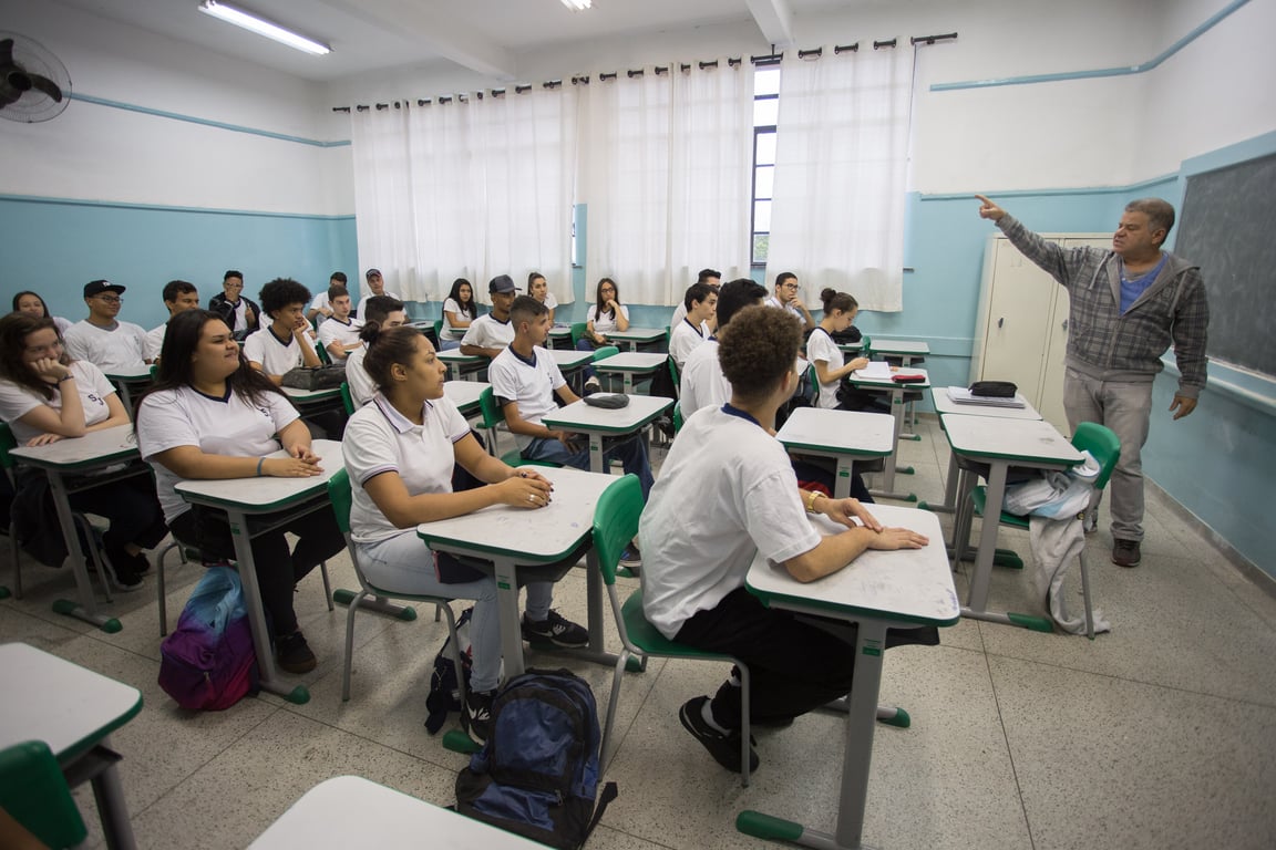 Sala de aula em escola pública no Brasil