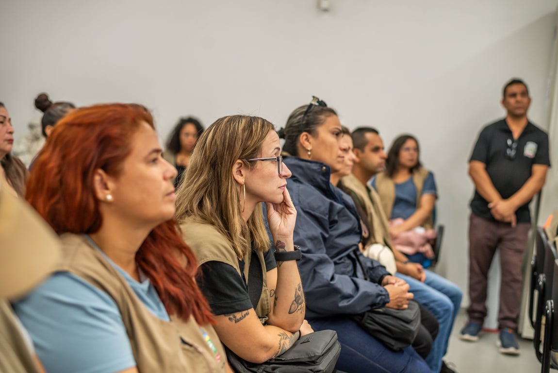 Agentes comunitários de saúde em reunião de trabalho, com foco em escuta e orientação