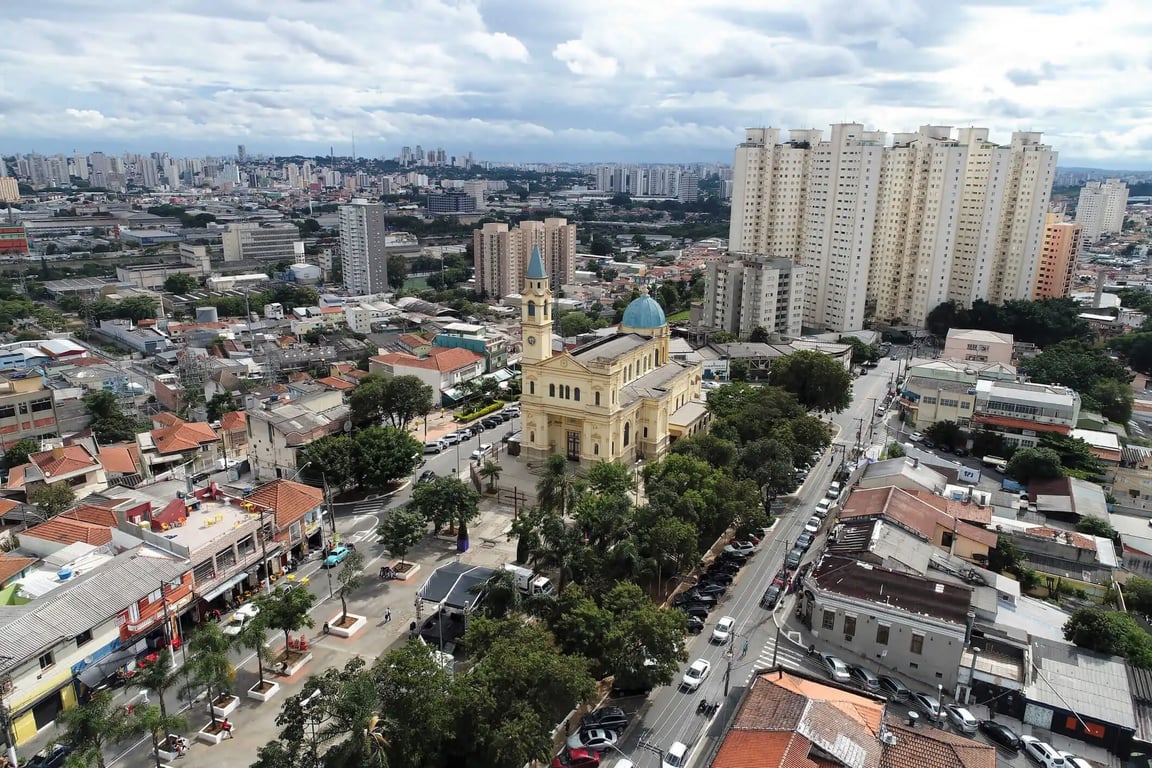 Vista aérea de cidade do interior de SP, com ruas arborizadas e prédios baixos