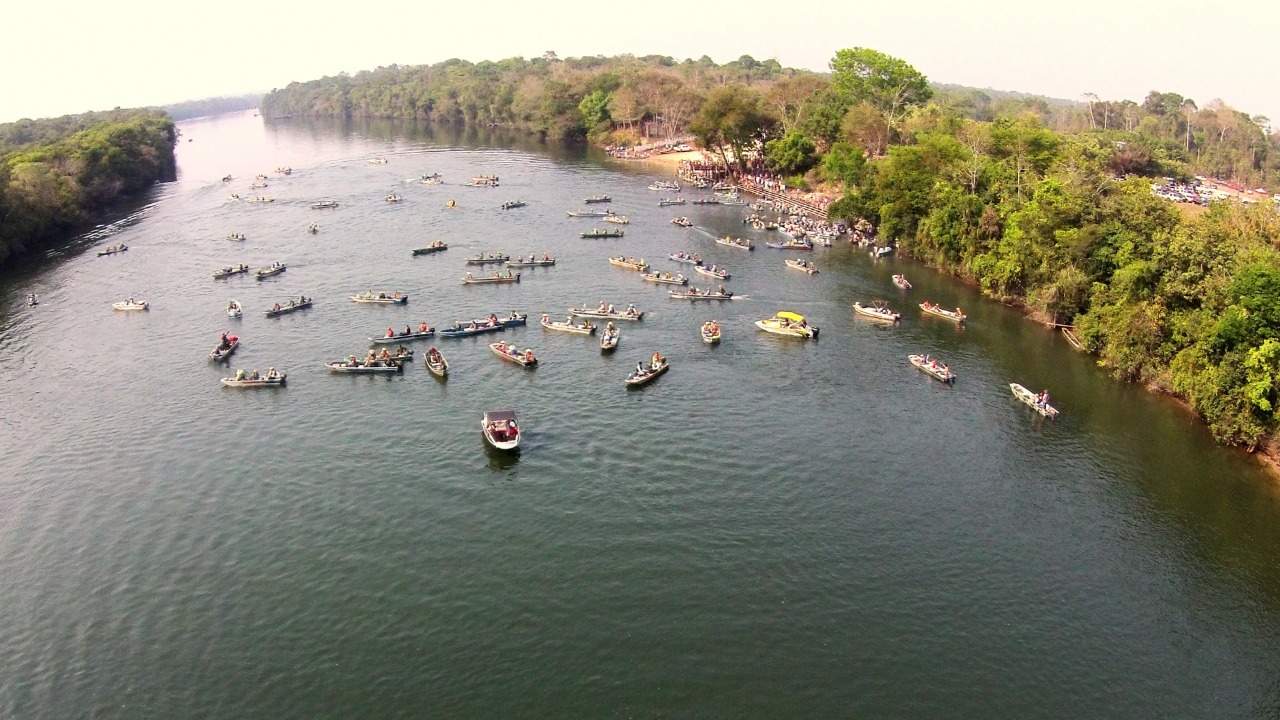 Vista aérea de barcos em um rio cercado por vegetação na região de Brasnorte MT