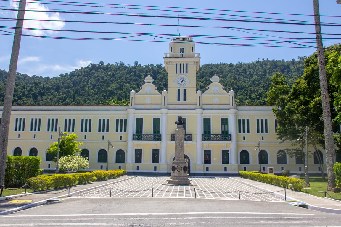 Fachada do Colégio Naval, em Angra dos Reis RJ, uma das referências do Sistema de Ensino Naval