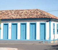 Fachada do prédio da Prefeitura de Bela Vista de Goiás em dia de céu aberto.
