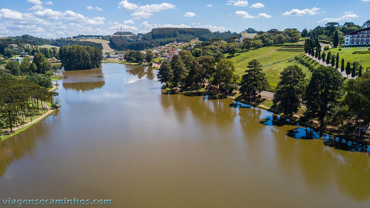 Lagoa das Araucárias em Fraiburgo SC, com araucárias e pomares ao fundo