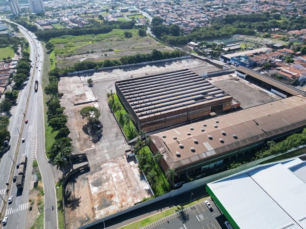Parque industrial no Vale do Sinos, com galpões e fábricas ao fundo