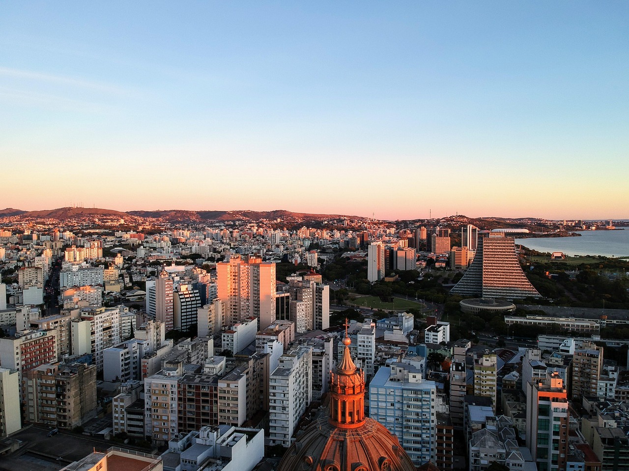 É uma imagem do post com o título Concurso CREMERS RS publica retificação e prorroga inscrições
