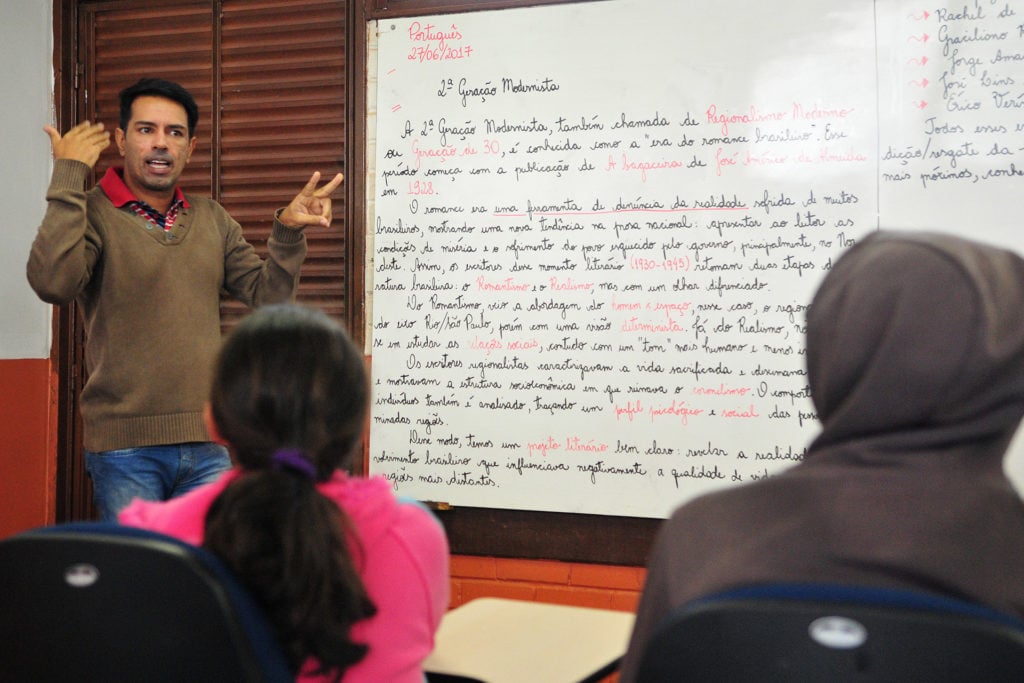Professor em sala de aula, rede pública