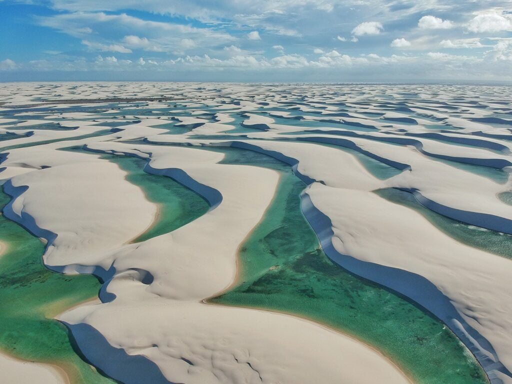 Lençóis Maranhenses com dunas e lagoas em vista aérea