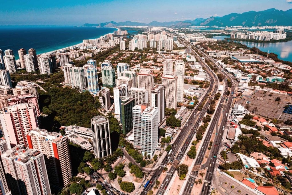 Panorama urbano da Avenida das Américas, na Barra da Tijuca