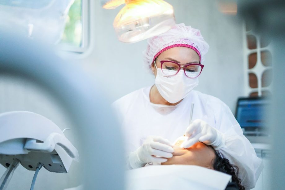 Profissional de odontologia atendendo paciente em unidade básica de saúde