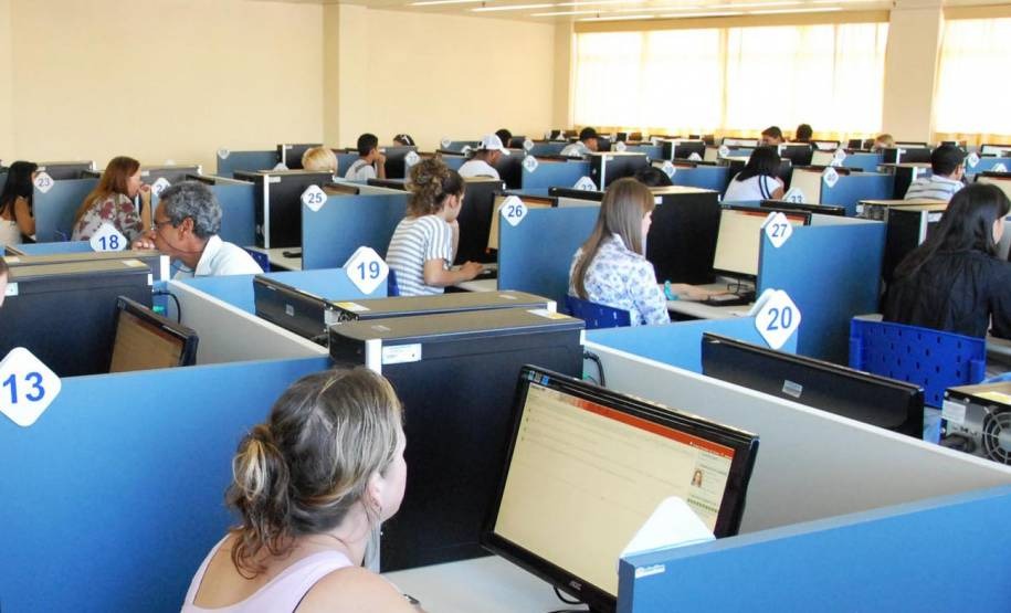 Candidatos realizando prova em laboratório de informática