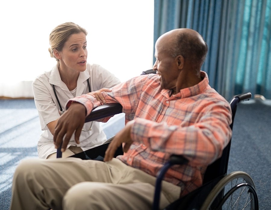 Profissional de psicologia em atendimento comunitário, em atividade de acolhimento