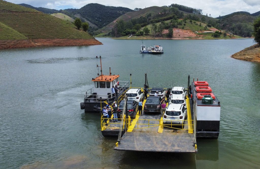 Balsa em operação em águas costeiras, com veículos e tripulantes a bordo