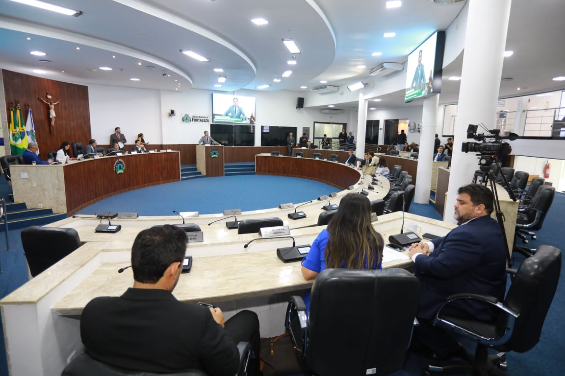 Sessão plenária em câmara municipal brasileira, com cadeiras e plenário