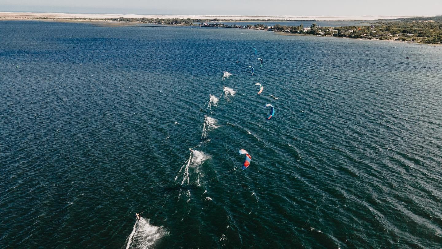 Vista aérea da Lagoa Bacupari, com praticantes de kitesurf ao fundo