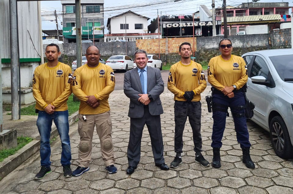 Agentes em atividade de formação e patrulhamento em área urbana, cenário ilustrativo de segurança pública municipal