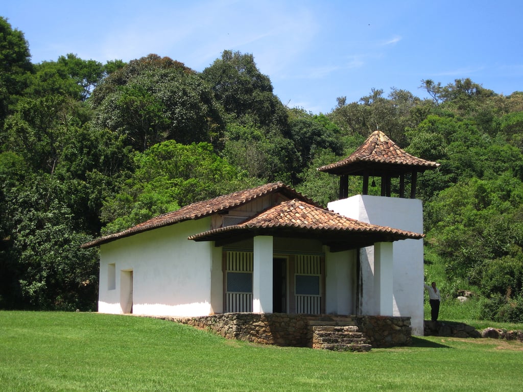 Vista representativa de cidade do interior do RS, com arquitetura colonial e colinas ao fundo