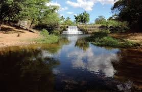 Paisagem do semiárido na Bacia do Paramirim BA, com lago e afloramentos rochosos ao entardecer