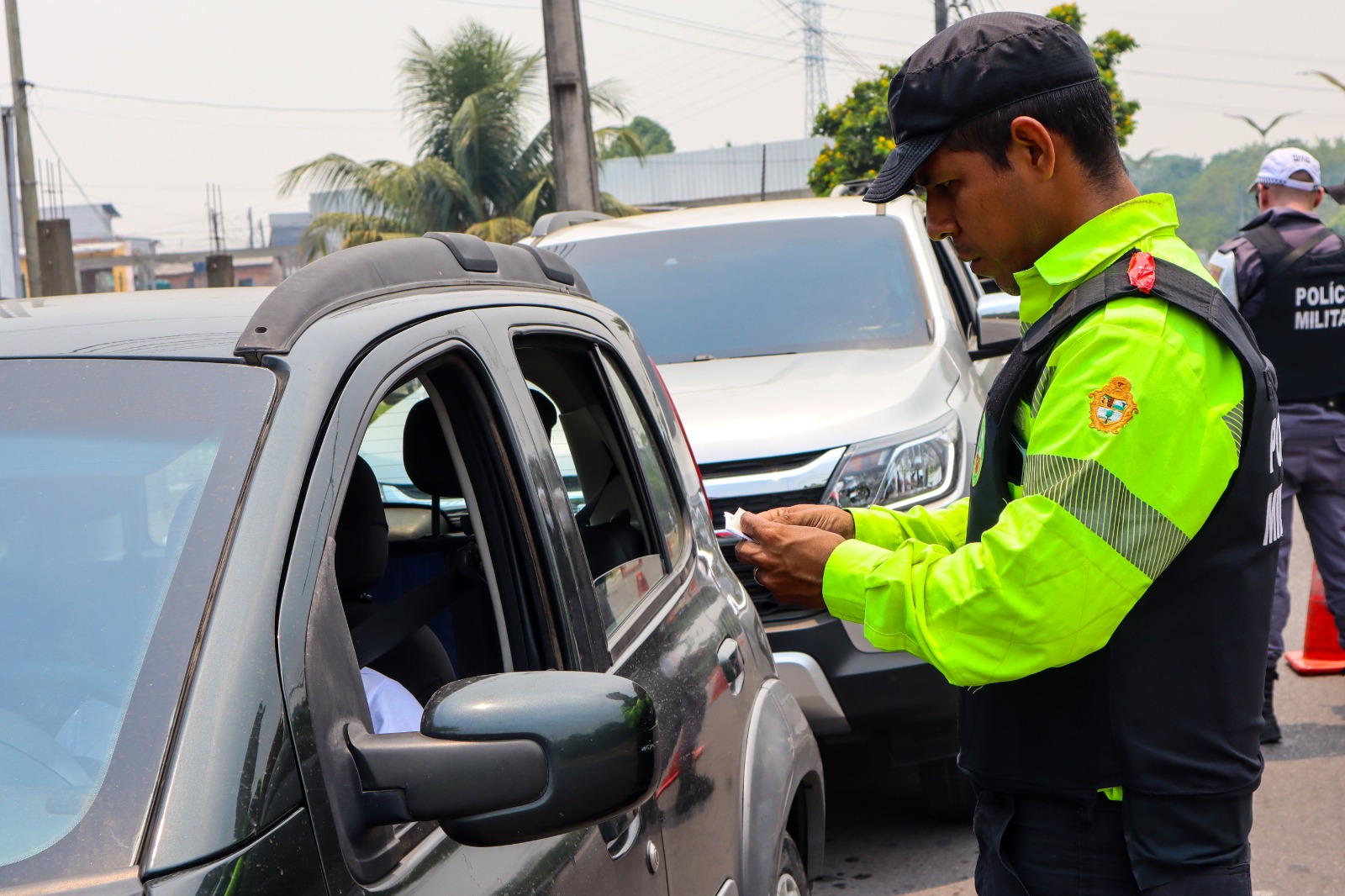 Agente de trânsito em operação (imagem ilustrativa)