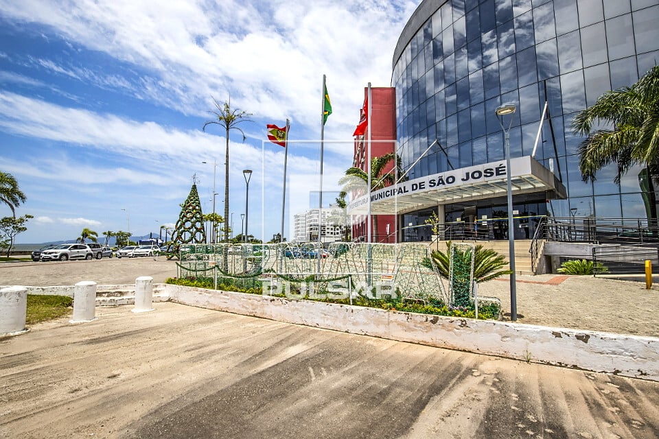 Fachada de prédio público com bandeiras, representando a administração municipal
