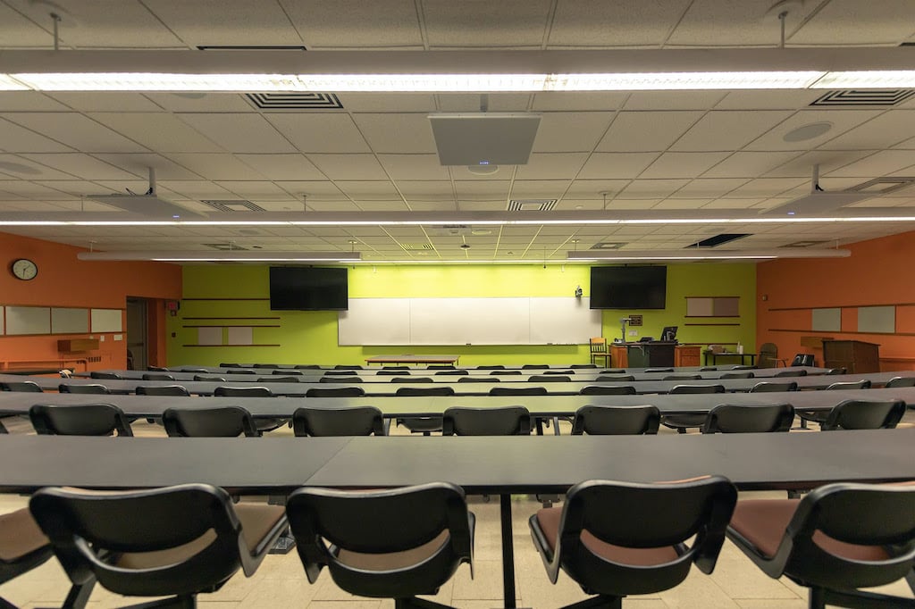 Sala de aula universitária moderna