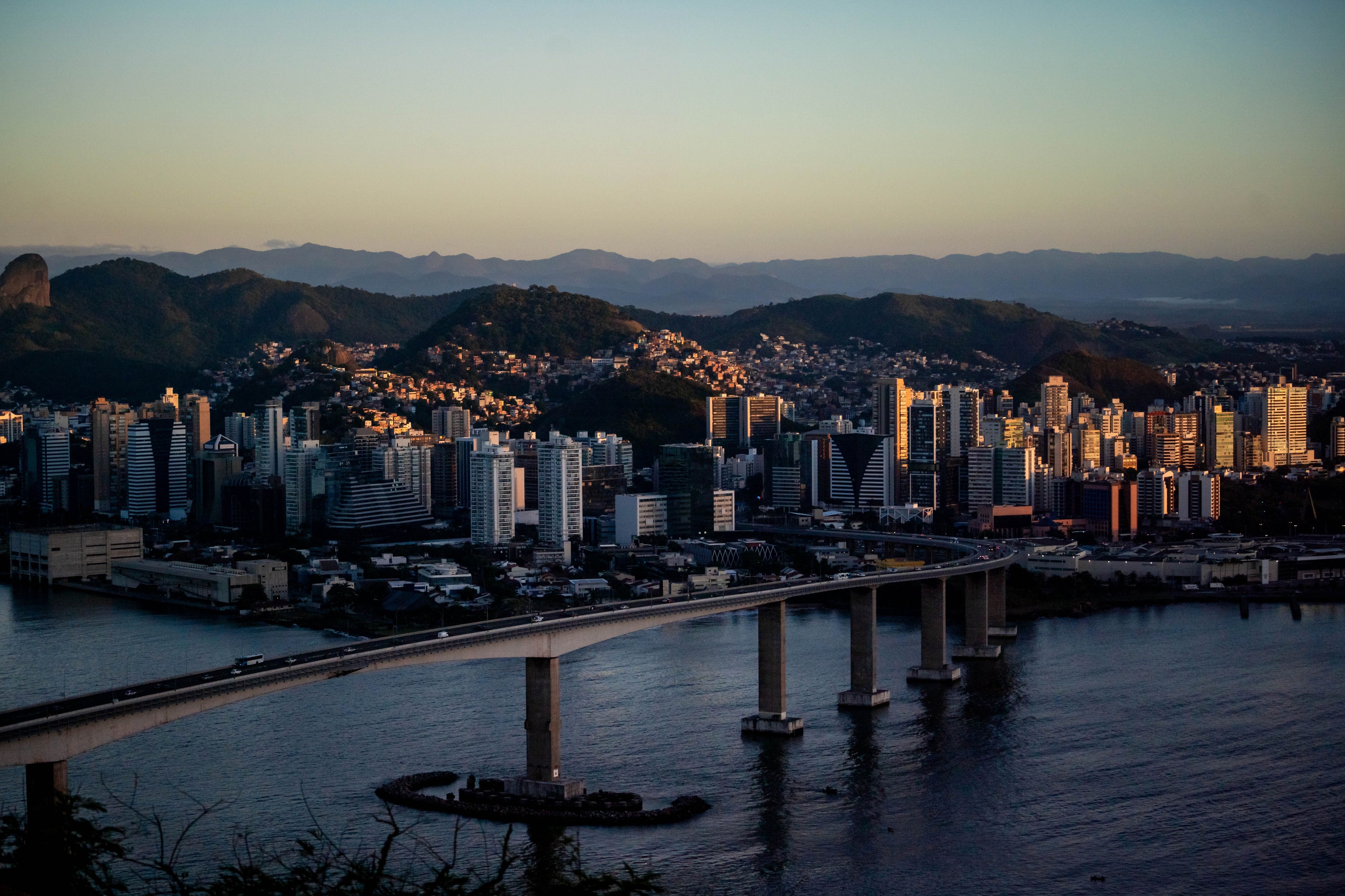 Vista aérea de Florianópolis com a Ponte Hercílio Luz ao pôr do sol