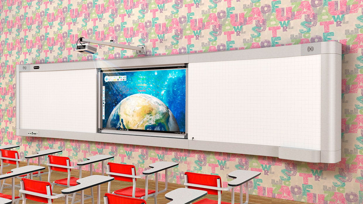 Sala de aula de escola pública, com carteiras e lousa, sem alunos identificáveis