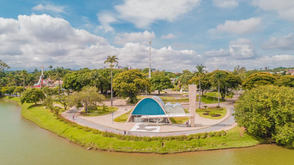 Vista aérea do campus Pampulha da UFMG, com áreas verdes e arquitetura moderna