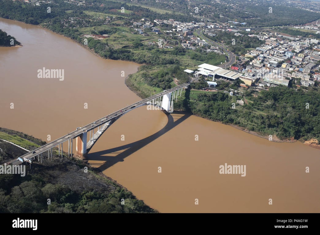 Ponte da Amizade sobre o Rio Paraná, integrando Foz do Iguaçu a Ciudad del Este