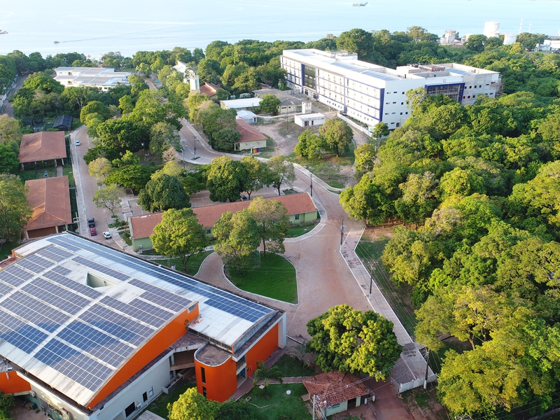 Vista aérea do campus da UFOPA em Santarém, com prédios administrativos e área verde em dia ensolarado