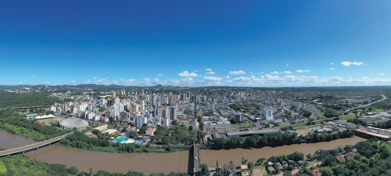 Vista urbana da Região do Vale do Sinos, com áreas verdes e edificações
