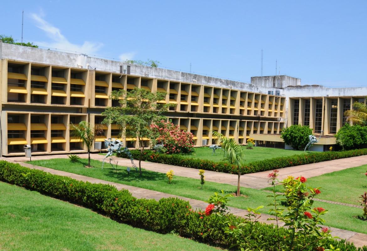 Campus da UFMT em Cuiabá, com prédios e áreas verdes ao fundo