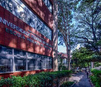 Fachada da Escola Paulista de Medicina da UNIFESP no campus São Paulo, com jardins e pedestres.