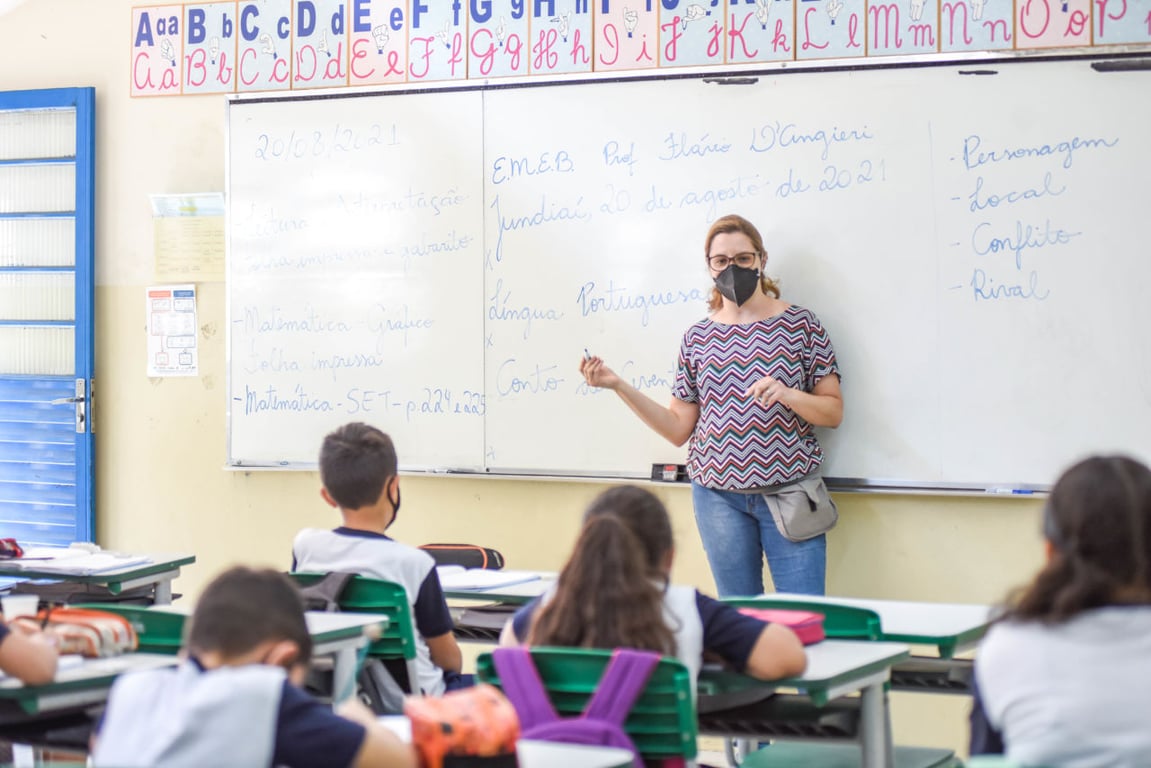 Assistente de educação apoiando atividades em sala de aula