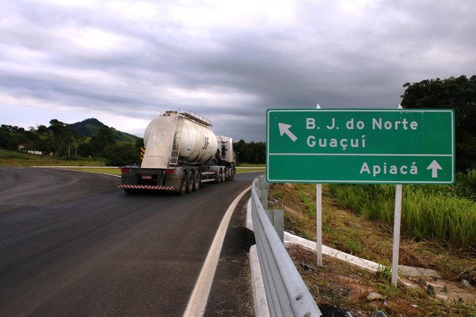 Vista aérea com trecho de rodovia e vegetação no entorno de Apiacá (ES)