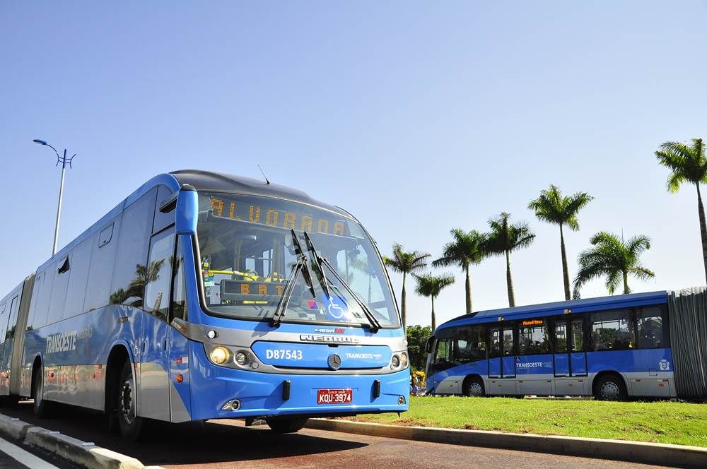 Ônibus do BRT em corredor exclusivo no Rio de Janeiro