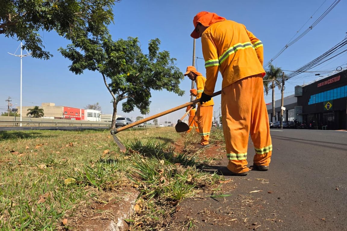Trabalhadores realizando serviços de manutenção urbana