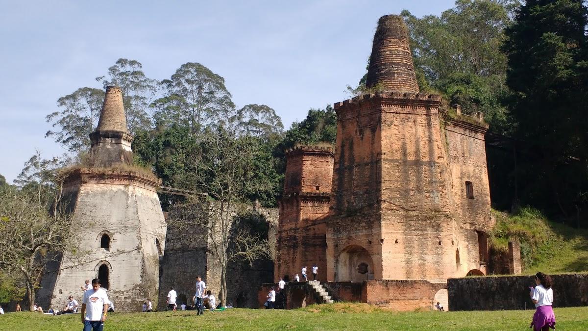 Entrada de cidade do interior paulista com referências à cultura italiana
