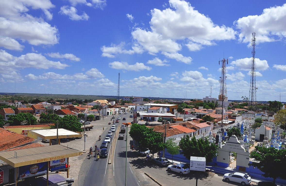 Vista aérea de Apodi RN, com céu azul e nuvens, imagem horizontal ilustrativa