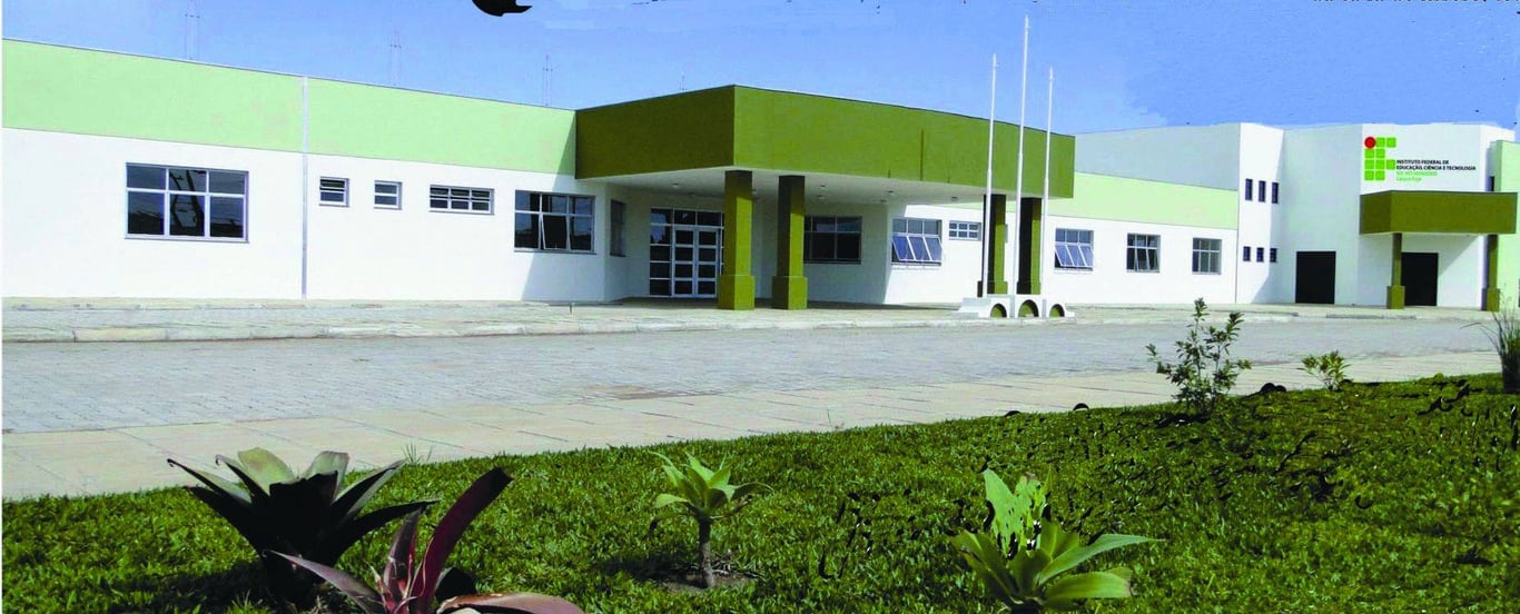 Fachada de prédio do IFSul, com áreas verdes e arquitetura moderna em tons de verde e branco
