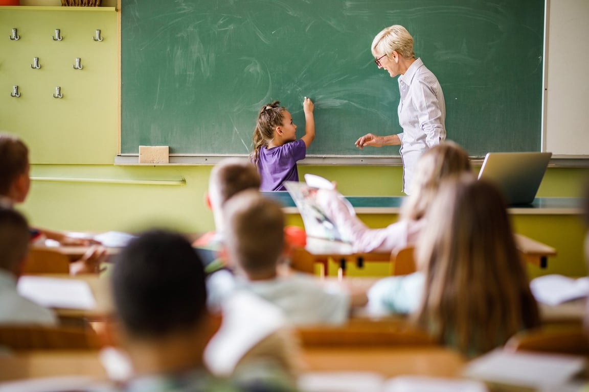 Sala de aula da rede pública com professora e alunos