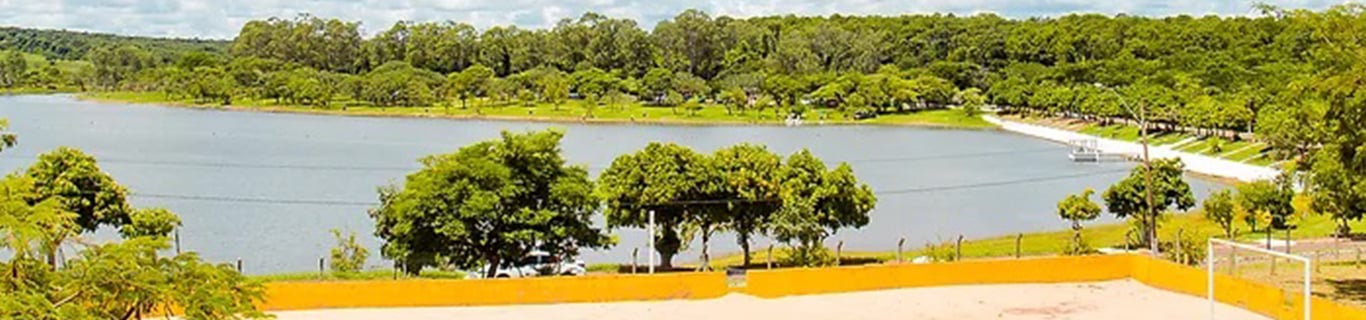 Vista aérea de lago e área verde que remete ao cenário urbano de Rancharia, SP