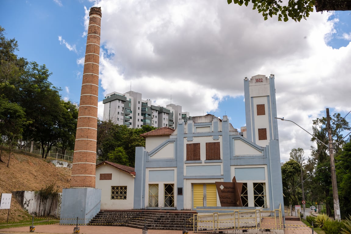 Paisagem urbana de Divinópolis MG com a Usina Gravatá em destaque
