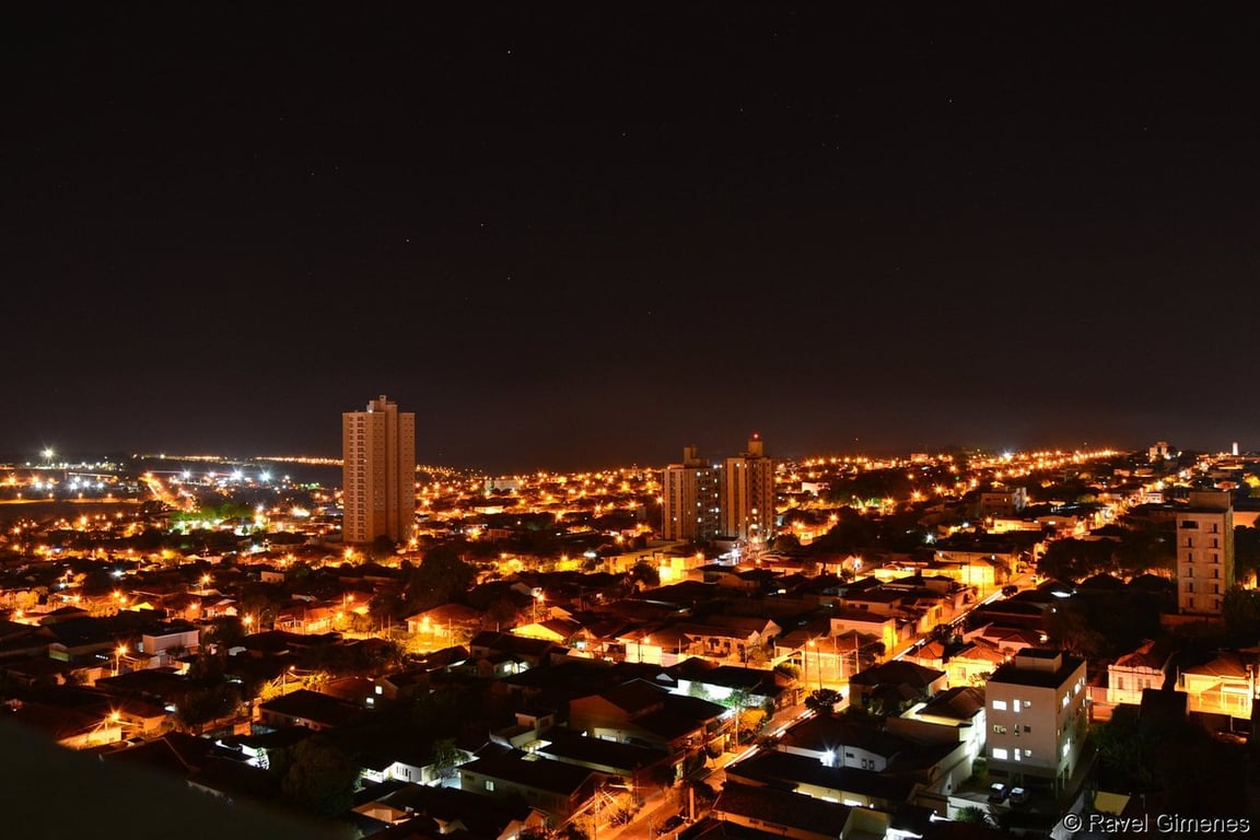 Skyline de Araraquara à noite, com prédios iluminados