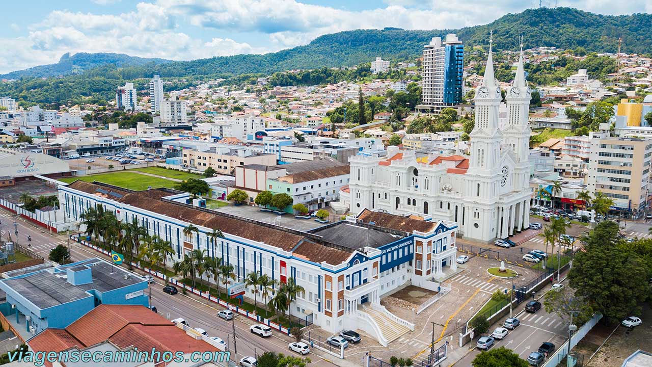 Vista aérea de Rio do Sul, Santa Catarina, com o rio Itajaí-Açu e a área urbana ao fundo