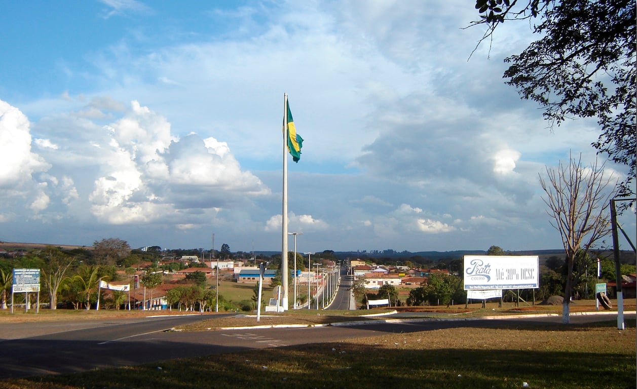 Vista aérea de Pratânia SP, com praça e igreja no centro da cidade